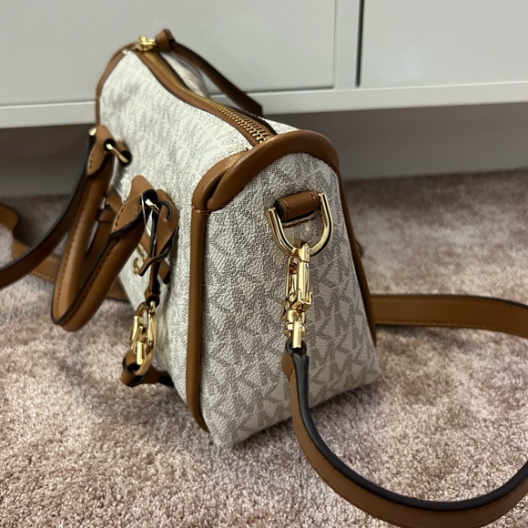 NWT Michael Kors Womens White Mini Hand Bag | White and Gold | Cute Purse - Picture 4 of 6
